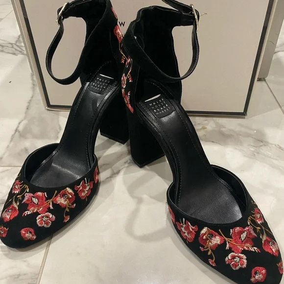 Luxe White House Black Market Piper Black Velvet and floral embroidered pumps 🌹 - Picture 5 of 16